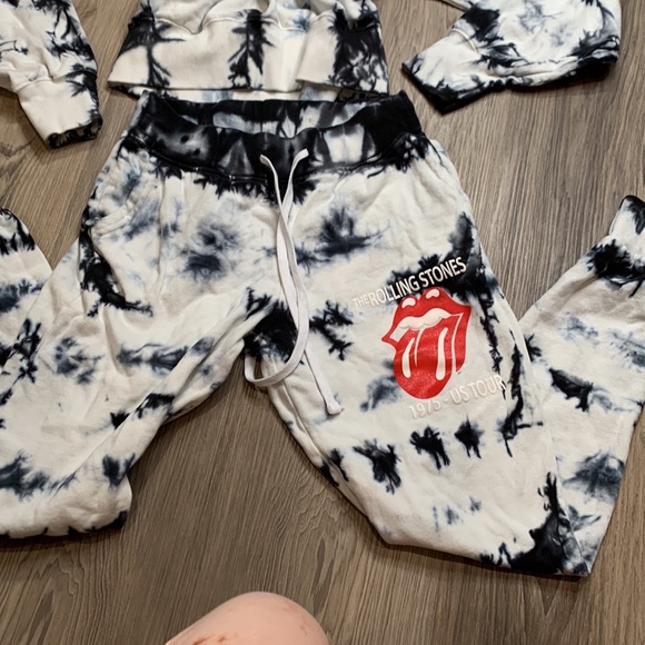 Two pc set - Picture 3 of 3